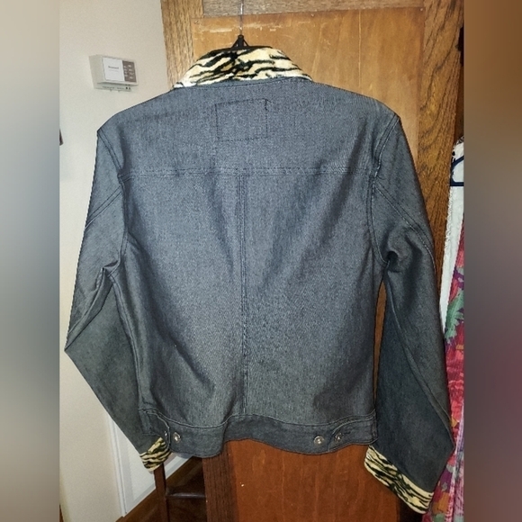 Guess Jacket black Med NWOT Animal print cuffs and collar - Picture 10 of 16